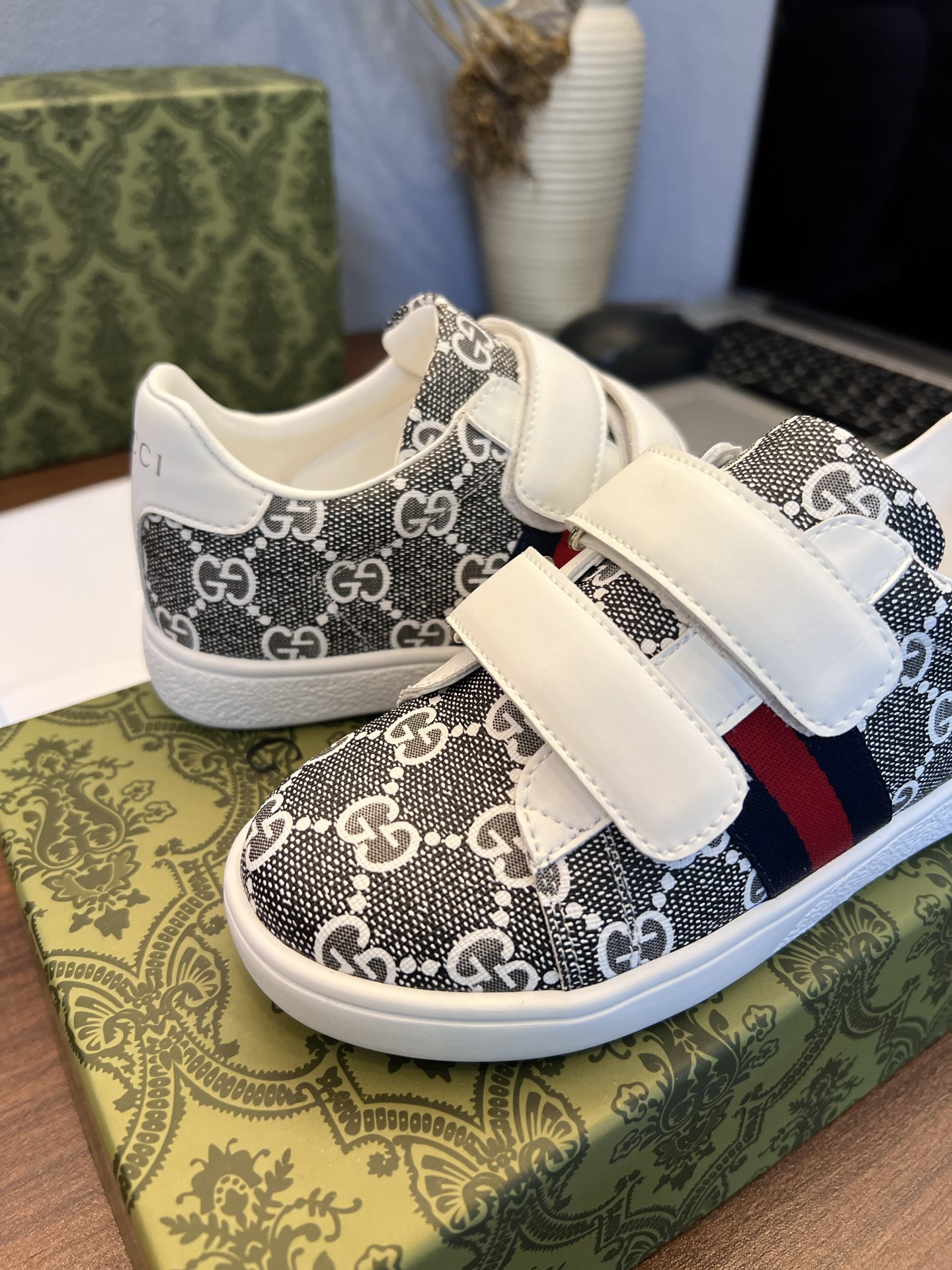 Children's shoes child